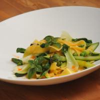 פסטה פפרדלה בתוספת ירקות ירוקים, שמן זית וריחן טרי