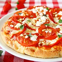 פיצה אדומה: פלפלים, עגבניות, פטה וצנוברים