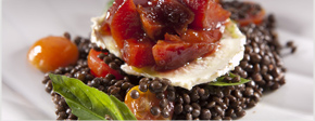 גבינת עזים על סלט חם של עדשים שחורות, עגבניות שרי, בזיליקום וקונפיטורת פירות
