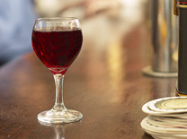 אין ארוחת חג בלי כוס יין בצד