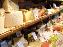 בשנים האחרונות מוצע מבחר גבינות רחב במרכולים ובמעדניות