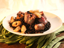 טאג'ין זנבות טלה בשעועית שחורה של לחם ארז