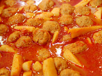 שפתה  של שחרזאד – קציצות בשר ועוף ברוטב עגבניות ותפוחי אדמה