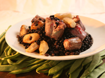 טאג'ין זנבות טלה בשעועית שחורה של לחם ארז