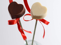 רוי שוקולד: משקאות, כפיות ולבבות על גבעול