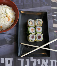 אוכל יפני: רול סלמון טריאקי, ורול ספייסי טונה