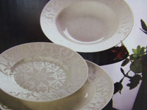 צלחות פרחוניות: מושלם על רקע שחור