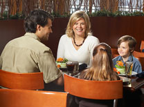 אוכלים עם הילדים