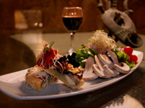 ארוחה רומנטית: שמלה משובחת ותכשיטים 