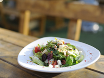 אוכלים את ארוחת החג בחוץ