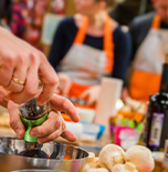 סדנאות בישול במרכז – פתרון מושלם ליום גיבוש לחג