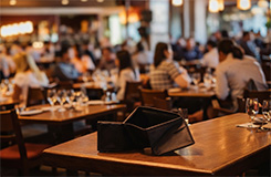 מסעדה מלאה, שולחנות תפוסים – אבל הקופה ריקה