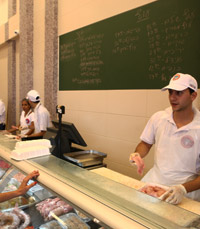 המוצרים, כמיטב המסורת, כתובים בגיר על הלוח