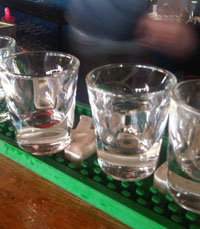 שותים בקונטיינר