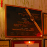 תעודות תלויות על הקיר