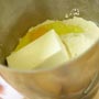חמאה, קמח וביצים בקערה